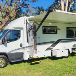 4-280SL-AwningOut-front-web