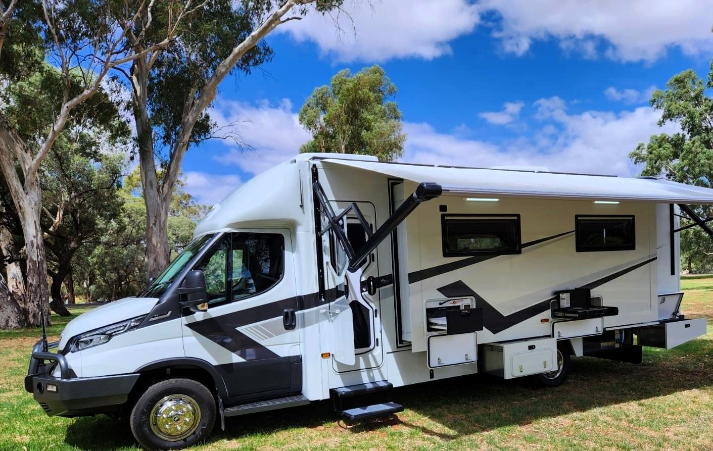 Wirraway 2802SL Outside Image with slideout and drawers open