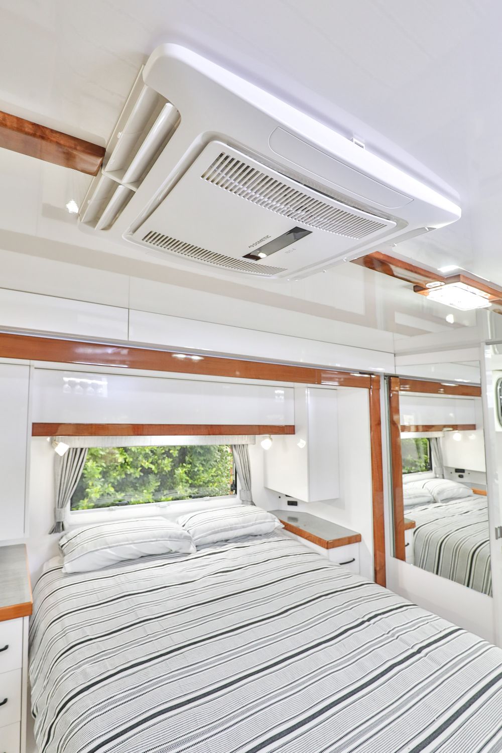Bed and airconditioning